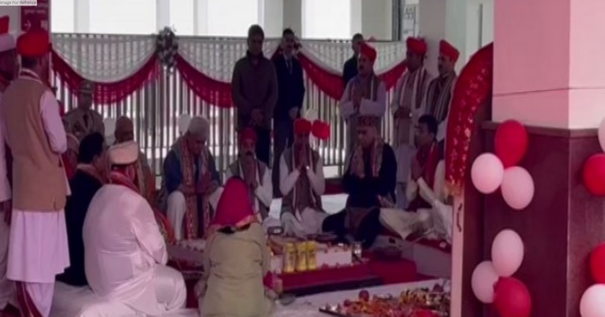 J-K: Lt Governor Manoj Sinha visits shrine of Mata Vaishno Devi, assures better facilities to pilgrims